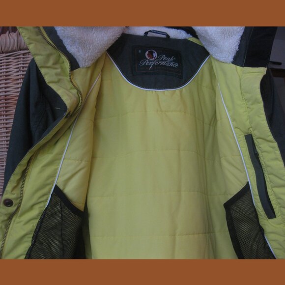 PEAK PERFORMANCE OUTDOOR JACKET DESIGNED IN SWEDEN - Picture 4 of 9